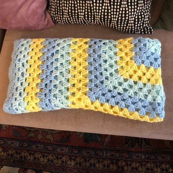 Handmade Crochet Knit Baby Blanket Soft Pretty 42" x 42" Scalloped Ruffled Edge - Picture 5 of 7